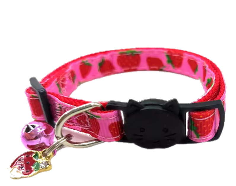 Collier pour chat avec sa breloque Fraise et sa clochette