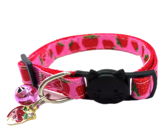 Collier pour chat avec sa breloque Fraise et sa clochette