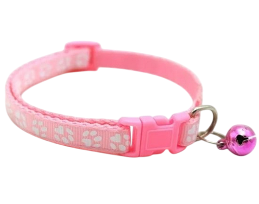 Collier pour chat rose clair avec motif de pattes et sa clochette